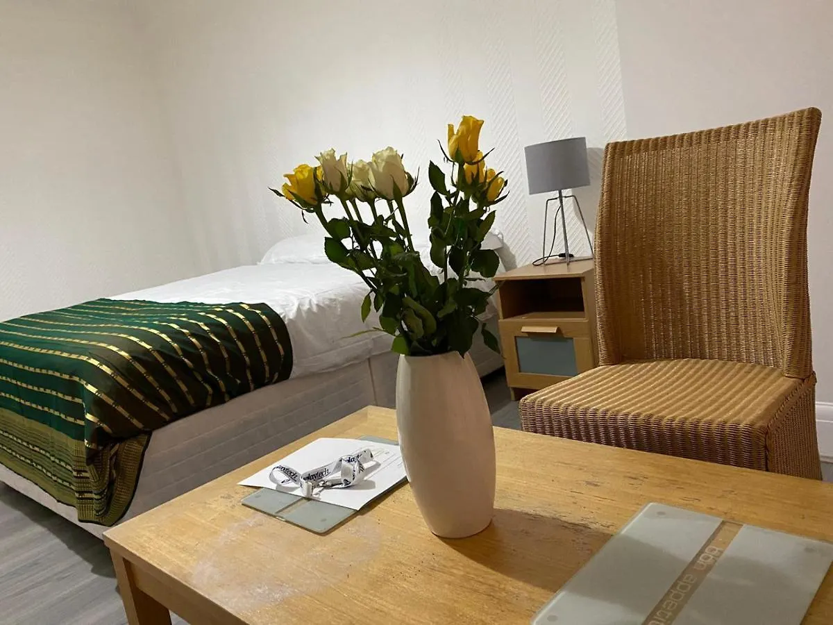Sunrup Heathrow Apartment Feltham Homestay