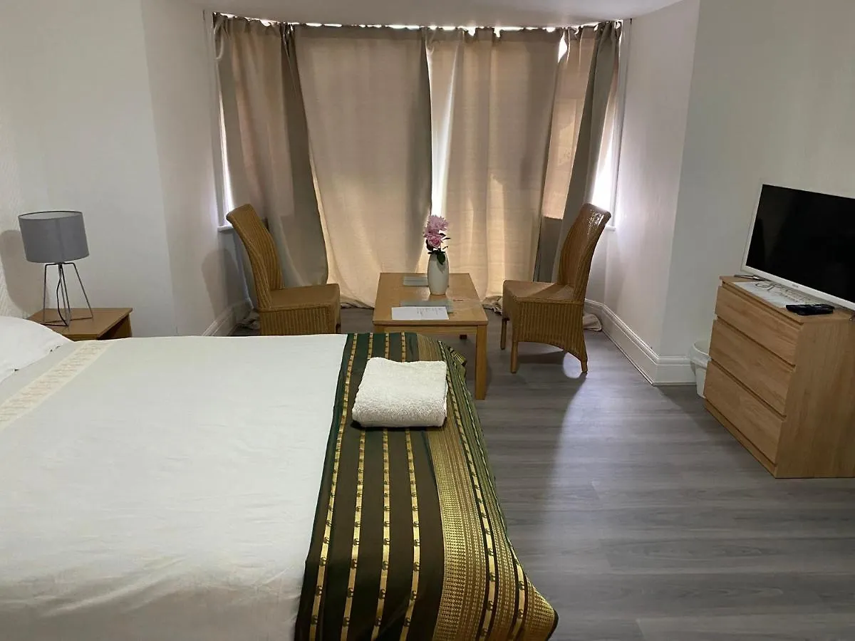 Sunrup Heathrow Apartment Feltham