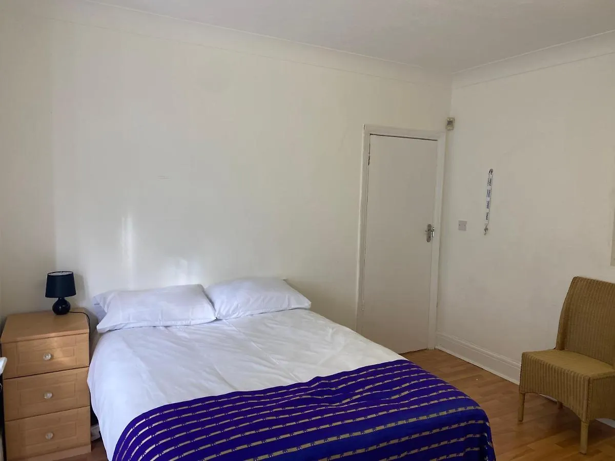 Sunrup Heathrow Apartment Feltham Homestay
